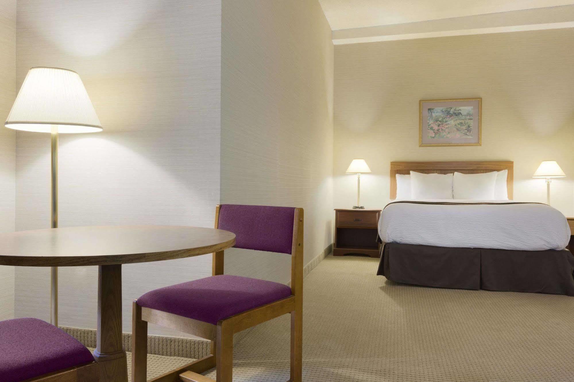Days Inn By Wyndham Toronto East Beaches Ngoại thất bức ảnh